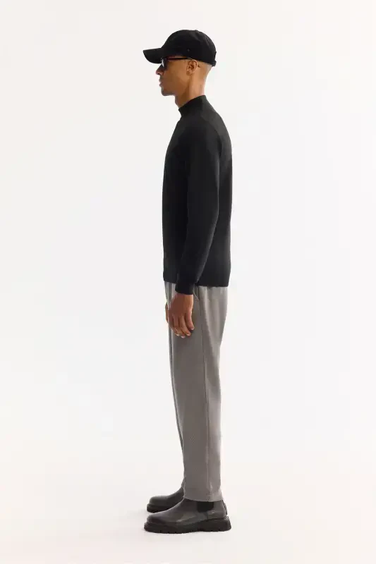 Мужской черный трикотажный свитер - 3