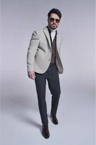 Мужской пиджак из бежевой шерсти, однобортный, на подкладке, с накладными карманами, slim fit. - 1