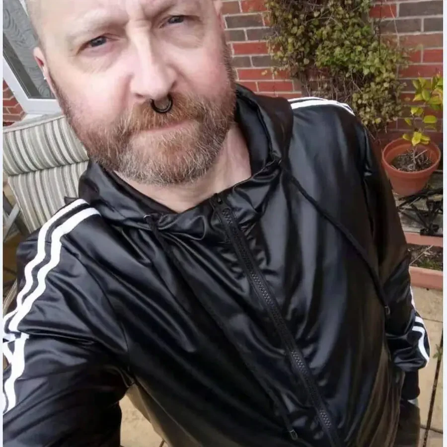 Мужской спортивный костюм с капюшоном из искусственной кожи. - 4