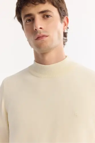 Мужской свитер из трикотажа цвета слоновой кости - 2