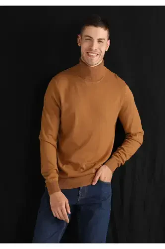 Мужской свитер из верблюжьей шерсти с водолазкой slim fit. - 1