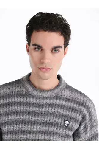 Мужской свитер серого цвета с полосками, круглый вырез - 4