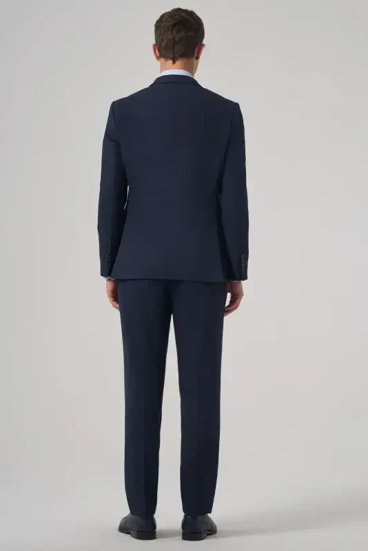 Мужской тёмно-синий базовый однотонный приталенный узкий костюм с двойным разрезом - 5