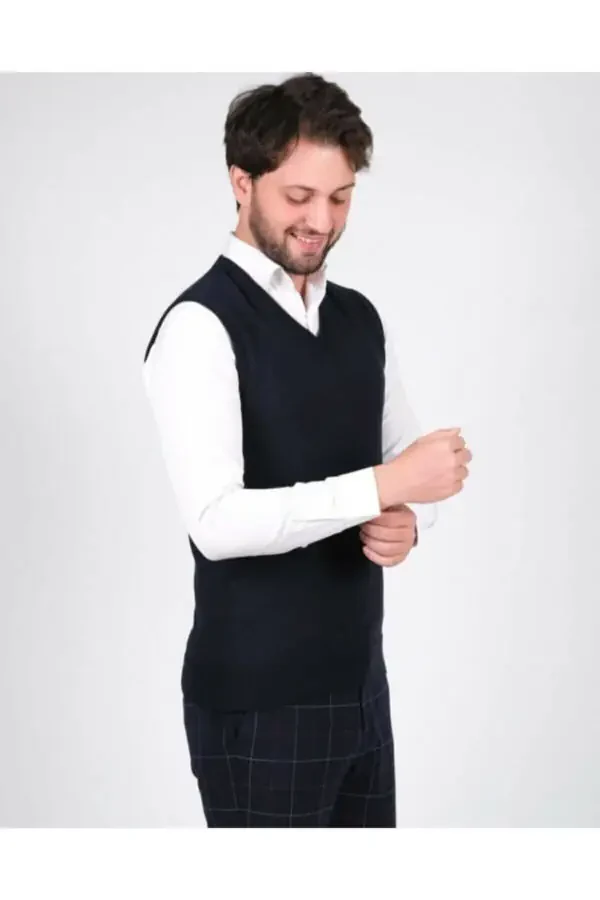 Мужской трикотажный свитер с V-образным вырезом однотонный с резинкой на талии зимняя вязка - 1