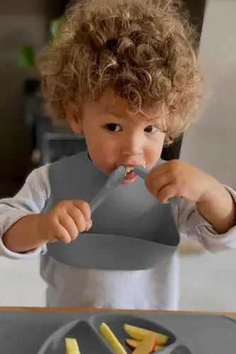 Набор для кормления из 3 предметов силикона - силиконовый слюнявчик, тарелка на присоске, ложка с прорезывателем, серый - 5