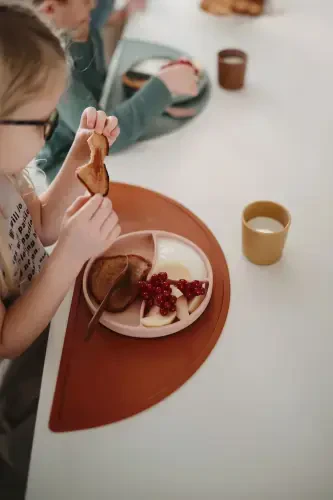 Набор для кормления из 4 предметов силиконовый - слюнявчик, ложка, чашка с ручками, тарелка на присоске, розовый - 4