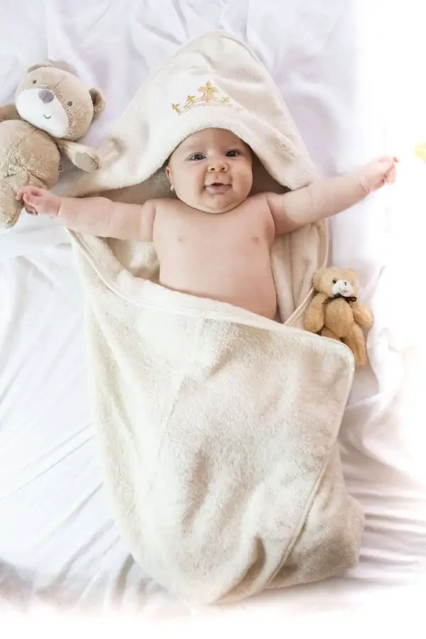 Набор для новорожденных с полотенцем, пеленкой и мочалкой в специальной коробке с вышивкой короны из бамбука - 3