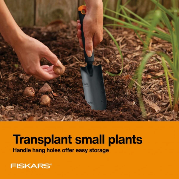 Набор садовых инструментов Fiskars из 3 предметов: совок, пересадочная лопатка и ручной культиватор, черного цвета. - 4