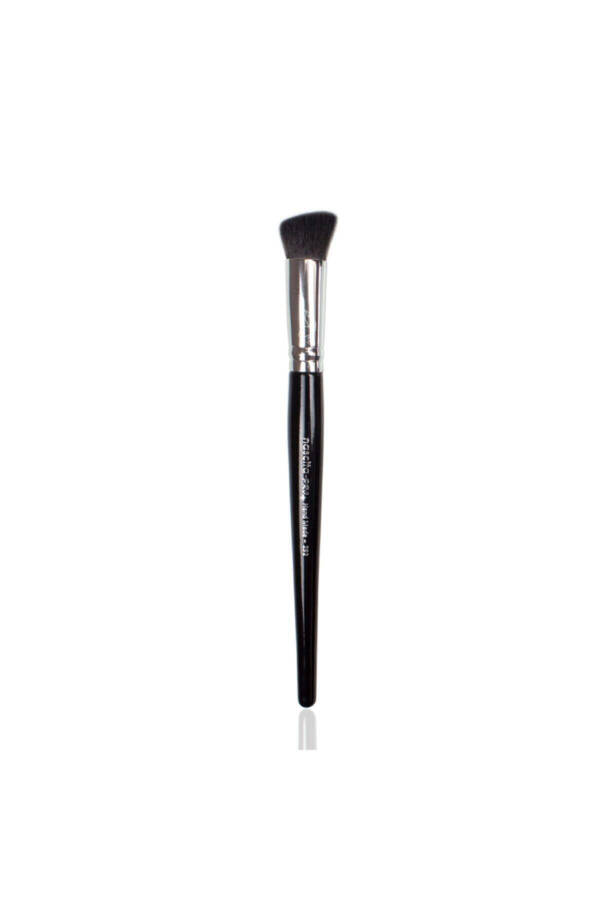 Nascita Pro Plus Angled Oval Concealer Brush - 3