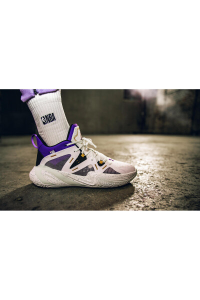 NBA Los Angeles Lakers Adult Basketball Shoe - White - 900 Mid-3 - 40