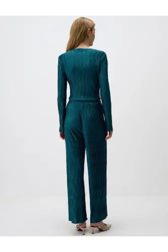 Нефритово-зеленые, свободные, расклешенные, эффектные вязаные брюки. - 6