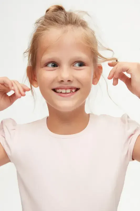 Нежно-розовая базовая футболка для девочки с круглым вырезом и рукавами-фонариками - ЯРКО-РОЗОВЫЙ - 2