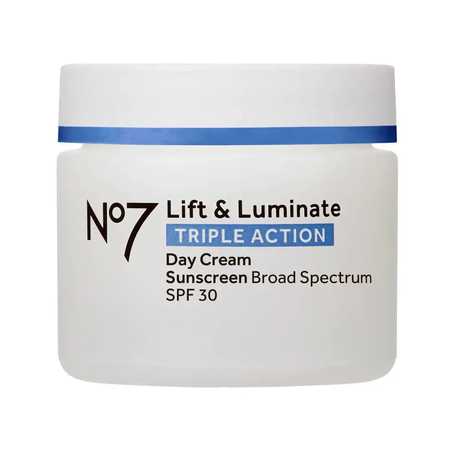 No7 Lift & Luminate Uch tomonlama kunlik krem, SPF 30 namlantiruvchi krem, Peptid va C vitamini bilan, barcha teri turlari uchun, 1,69 suyu untsiya - 1