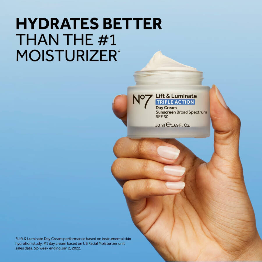 No7 Lift & Luminate Üçlü Etki Gündüz Kremi, SPF 30 Nemlendirici, Peptit ve C Vitamini İçerir, Tüm Cilt Tipleri için, 1.69 fl oz - 2