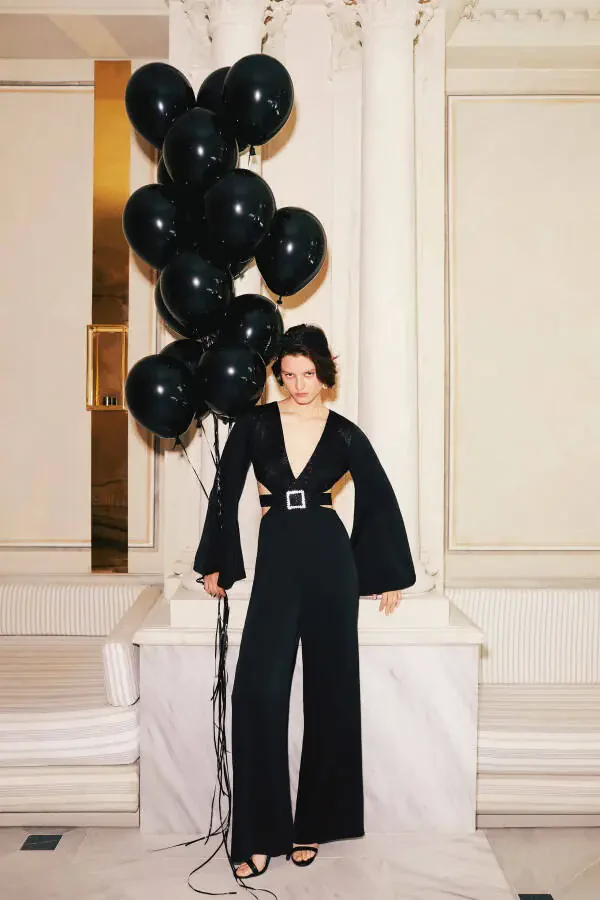 Ночной зум. Комбинезон с деталями на окнах и арочным ремнем. - 1