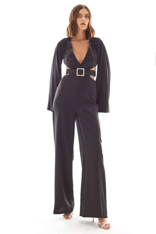 Ночной зум. Комбинезон с деталями на окнах и арочным ремнем. - 2