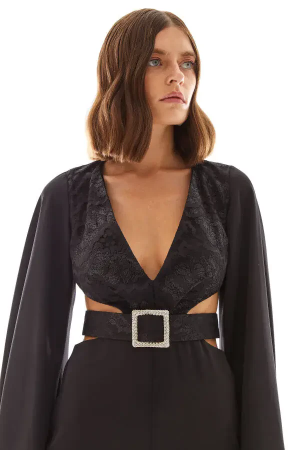 Ночной зум. Комбинезон с деталями на окнах и арочным ремнем. - 3