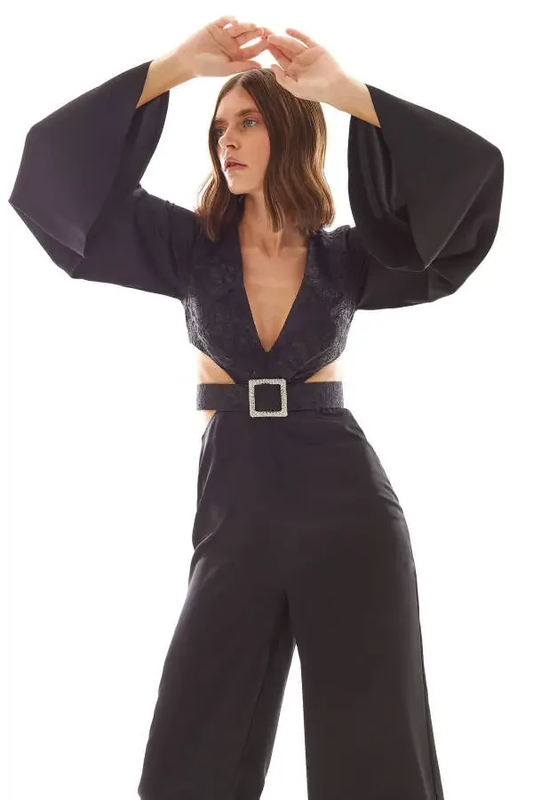 Ночной зум. Комбинезон с деталями на окнах и арочным ремнем. - 5