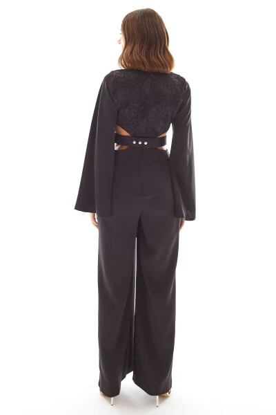 Ночной зум. Комбинезон с деталями на окнах и арочным ремнем. - 6