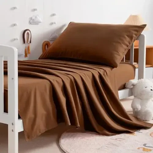 NTBAY Toddler Sheet Set, 3 qismli ultra yumshoq mikrofiber to'shak to'plami, karavot va bolalar uchun to'shak, mashinada yuvish mumkin - Fitted Sheet, Flat Sheet va Pillowcase kiradi, jigarrang - 1