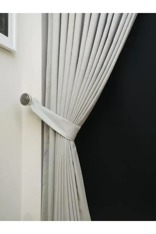 Ochiq kulrang tekis fon parda, plissiz tekis tikuv, ekstrafor burmalar, bitta qanot - ochiq kulrang - 4