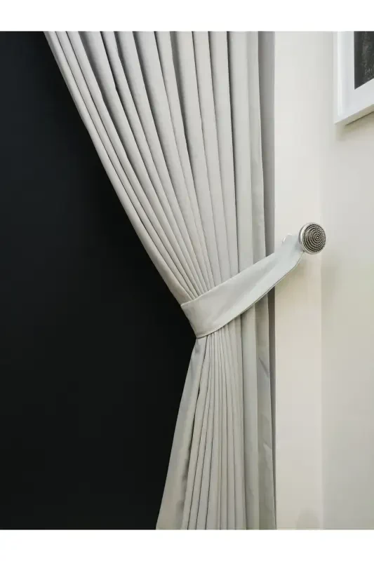 Ochiq kulrang tekis fon parda, plissiz tekis tikuv, ekstrafor burmalar, bitta qanot - ochiq kulrang - 6