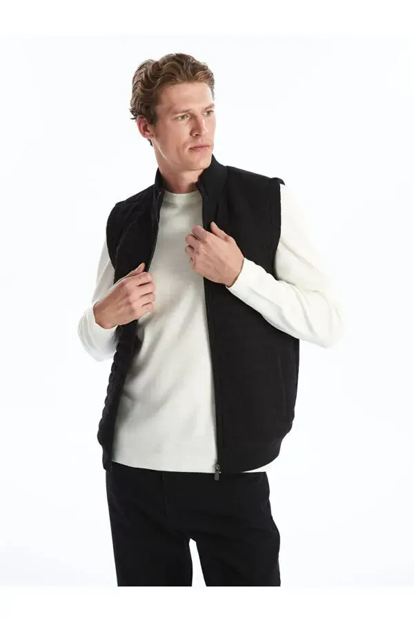 Oddiy kesilgan, dumaloq yoqali erkaklar trikotaj jileti. - 1