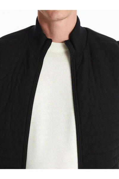 Oddiy kesilgan, dumaloq yoqali erkaklar trikotaj jileti. - 4