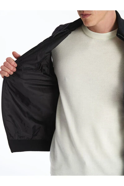 Oddiy kesilgan, dumaloq yoqali erkaklar trikotaj jileti. - 5