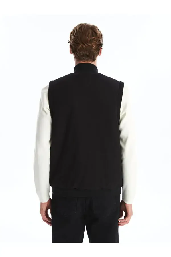 Oddiy kesilgan, dumaloq yoqali erkaklar trikotaj jileti. - 6