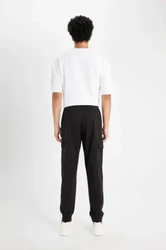 Oddiy o'tirishli, karg'o cho'ntakli, qora rangli sport shimlari - DEFACTO (1)