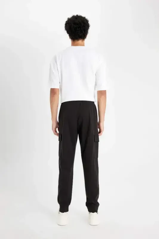 Oddiy o'tirishli, karg'o cho'ntakli, qora rangli sport shimlari - 2