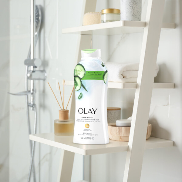 Olay Fresh Outlast Body Wash with Notes of Cucumber and Aloe, 22 fl oz - 3