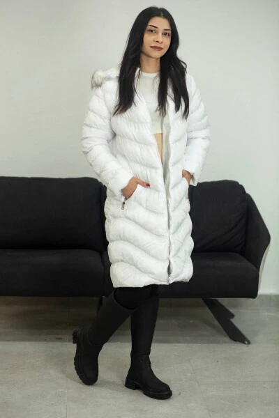 Она одета в длинное белое пальто. - DOKUBYMAYA