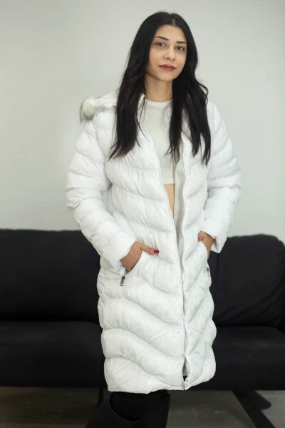 Она одета в длинное белое пальто. - DOKUBYMAYA (1)