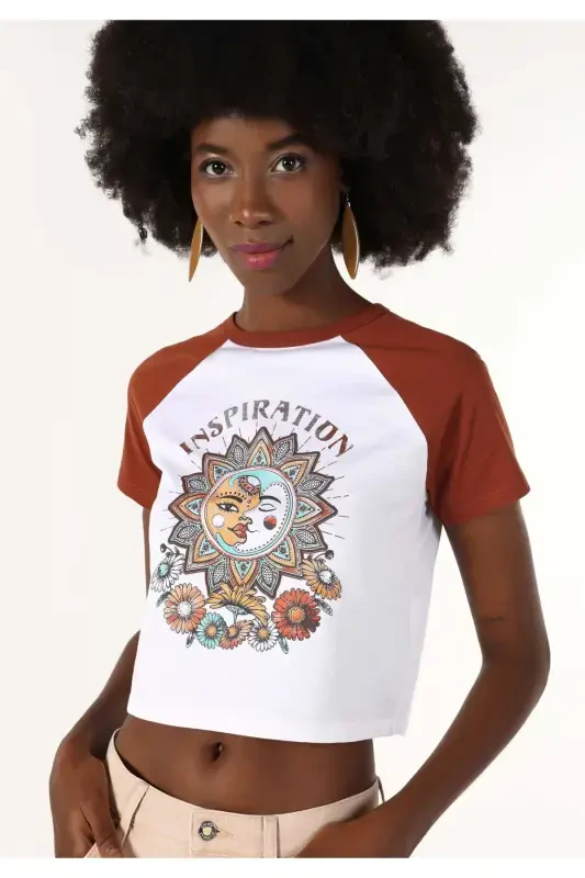 Oq oq rangli crop top, tor, velosiped yoqasi, bosilgan. - COLIN’S