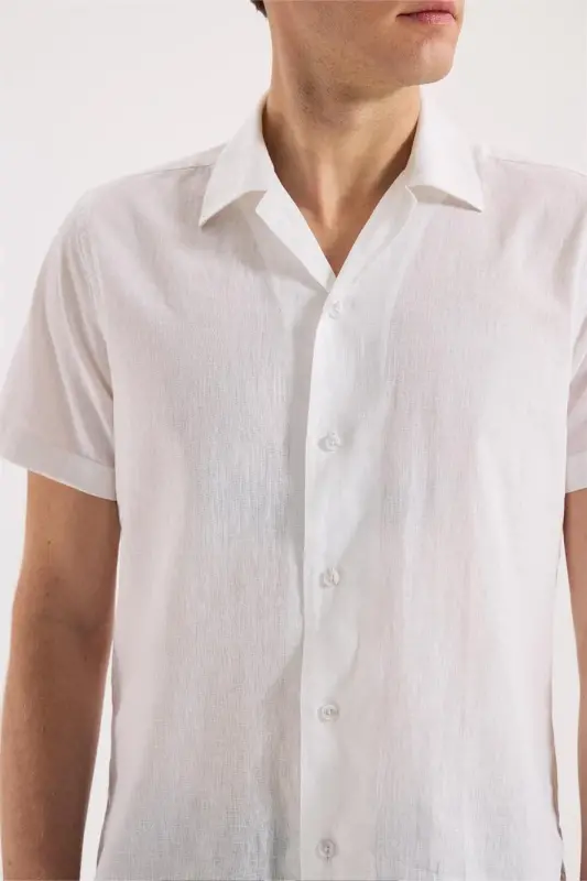 Oq rangli Comfort Fit klassik yoqali kalta yengli ko'ylak - 3