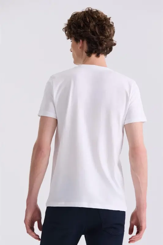 Oq rangli Slim Fit bosilgan, velo-yaka futbolka - 4