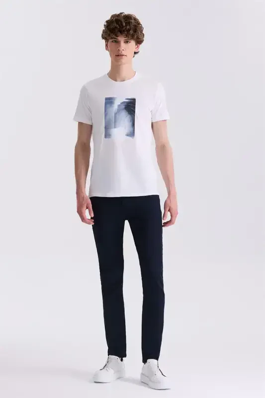 Oq rangli Slim Fit bosilgan, velo-yaka futbolka - 2