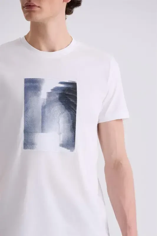 Oq rangli Slim Fit bosilgan, velo-yaka futbolka - 3