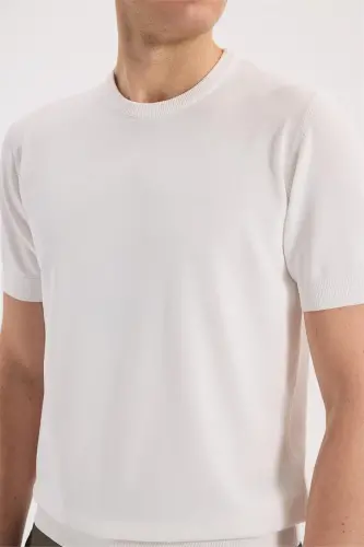 Oq rangli Slim Fit, dumaloq yoqali, rayon matoli futbolka - 3