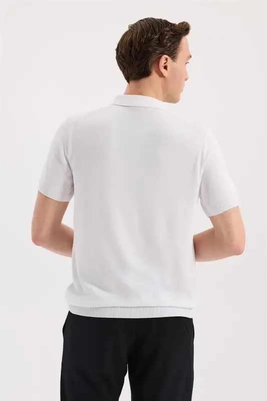 Oq rangli, slim fit, naqshli trikotaj polo yoqali futbolka - 4