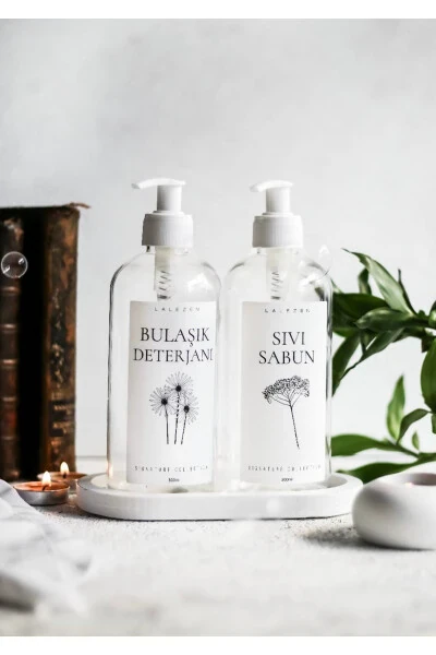 Oq stendli oq qopqoqli shaffof suyuqlik va idish yuvish vositasi etiketli ikkitali shisha. - LALEZEN HOME