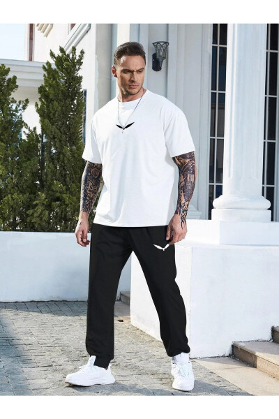 Oq T-shirt Qora Jogger Shimlar - Chop etilgan Yuqori va Pastki Sport Kiyimlari Oversize Krujka Yoqasi - 3