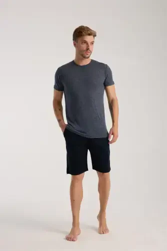 Oq tenli erkaklar uchun to'q ko'k, qisqa yengli futbolkali shortili pijama to'plami - 1