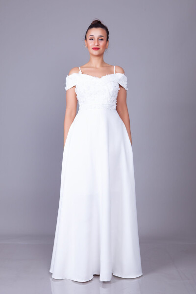 Oq yelkali, past yelkali, gulli tul detalli, maksi uzunlikdagi klos kechki libos. - 3