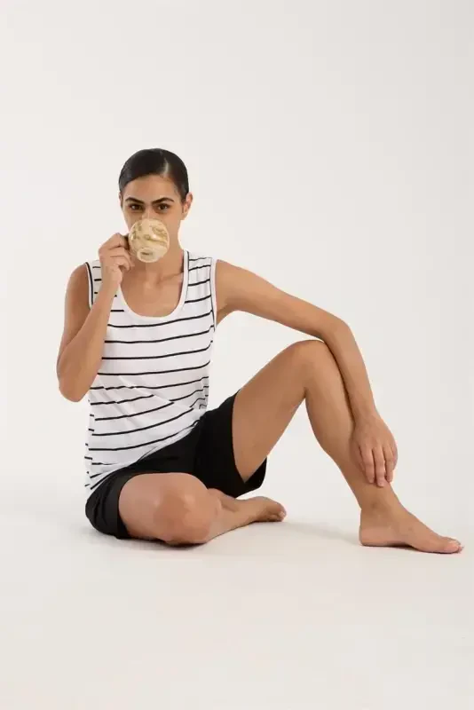 Oq yuzli ayol qalin tasmali oq shortli pijamalar to'plami - 2