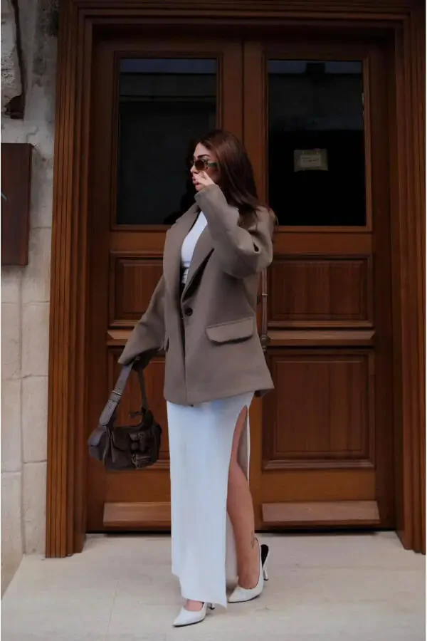 O'rta bo'yli tugmali keng kesilgan, yumshoq astarli Pinterest uslubidagi kaşe blazer ko'ylagi palto - 2