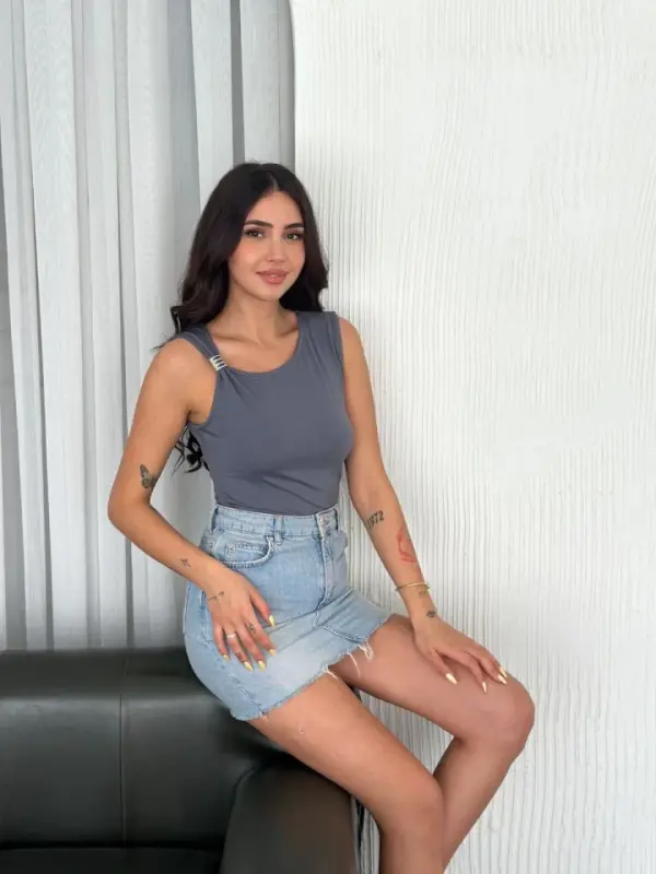 Osy Modal Yumuşak Dokulu Kumaş Bisiklet Yaka Sıfır Kol Bluz Omuz Toka Aksesuar Detaylı - Antrasit - 1