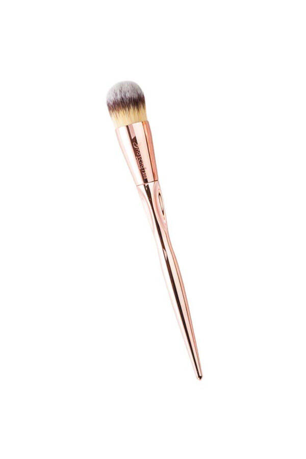 Oval Shaped Concealer Brush - 1